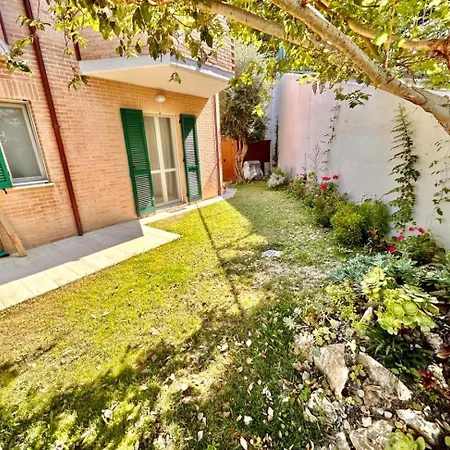 Lägenhet Malu Apartment, Wifi, Private Parking And Garden In Centre